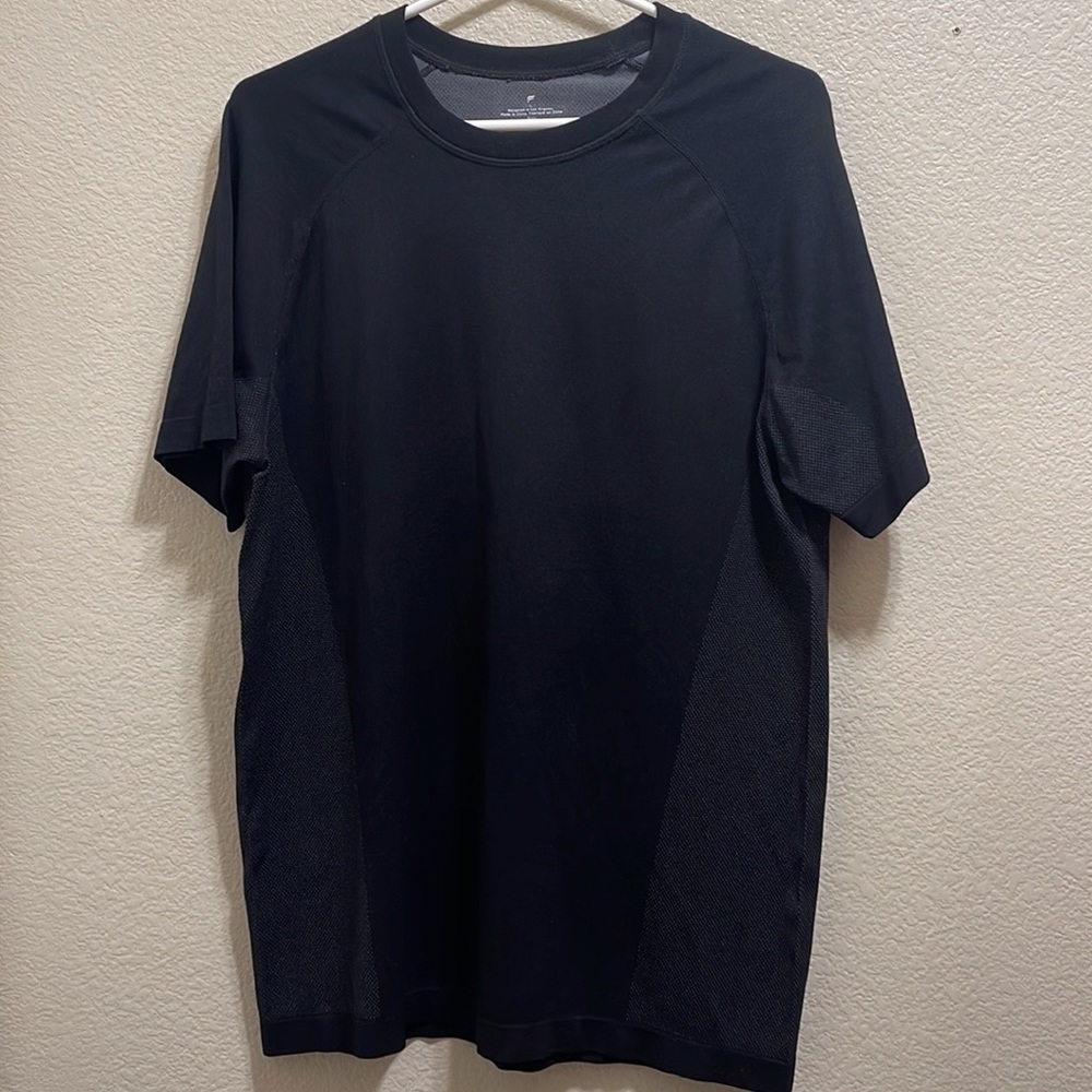 Fabletics Men’s Athletic Moisture-Wicking Tee. Black size large